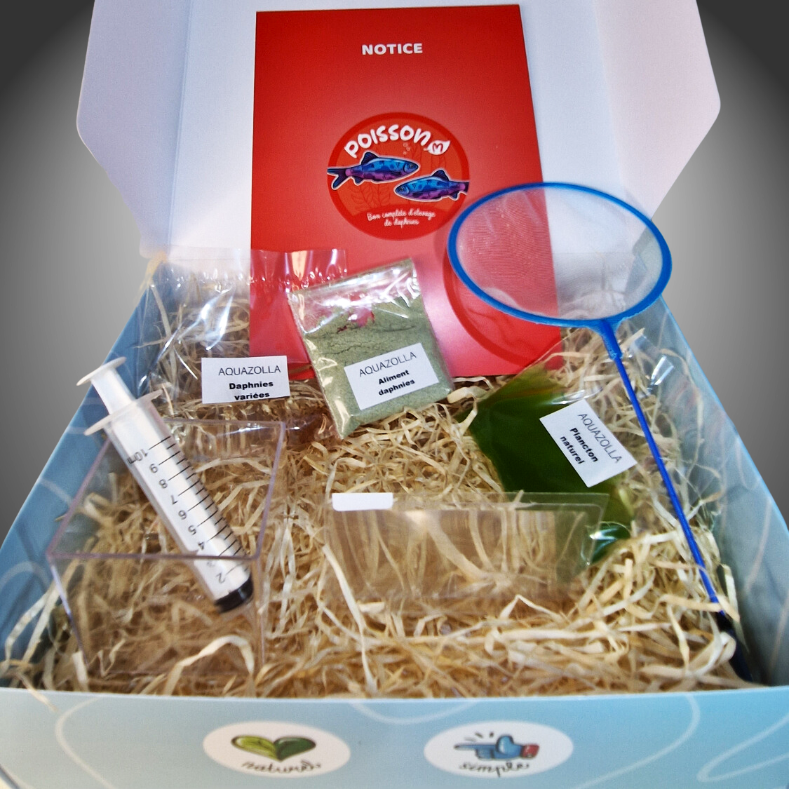 Cette Zollabox fournit les éléments et les conseils afin d'élever une nourriture saine et naturelle pour tous vos poissons sauf les plus petites espèces (moins de 3 cm en général).