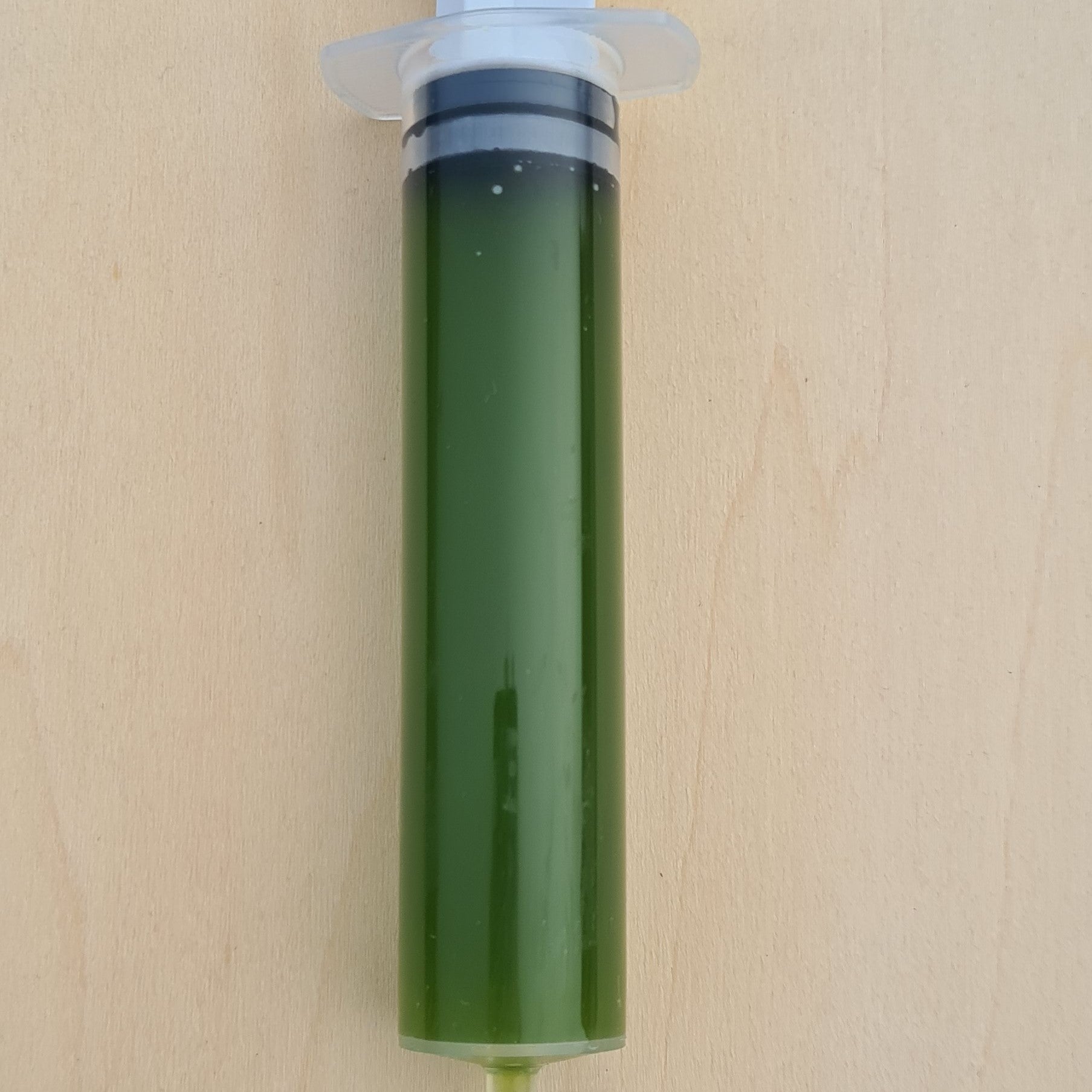 Un seul sachet de 40 ml suffit à produire soi-même, une fois dilué, une dizaine de litres de véritable eau verte.