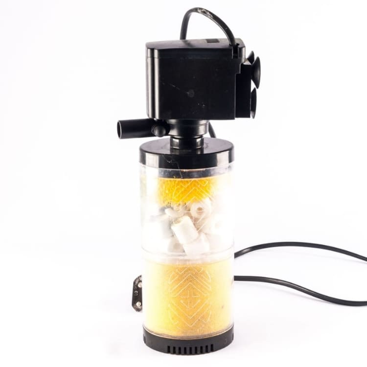 Gros plan sur un petit filtre interne à éponge pour aquarium, illustrant la remise en question de cet équipement dans le Chapitre 11 du Guide Officiel de l'Aquariophilie Naturelle.