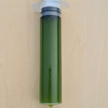 Un seul sachet de 40 ml suffit à produire soi-même, une fois dilué, une dizaine de litres de véritable eau verte. 